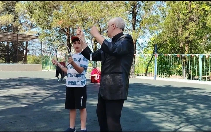 🎉 Третий день в школьном лагере «Афалина» — просто огонь! 🔥

К нам приезжал настоящий фокусник! 🤩