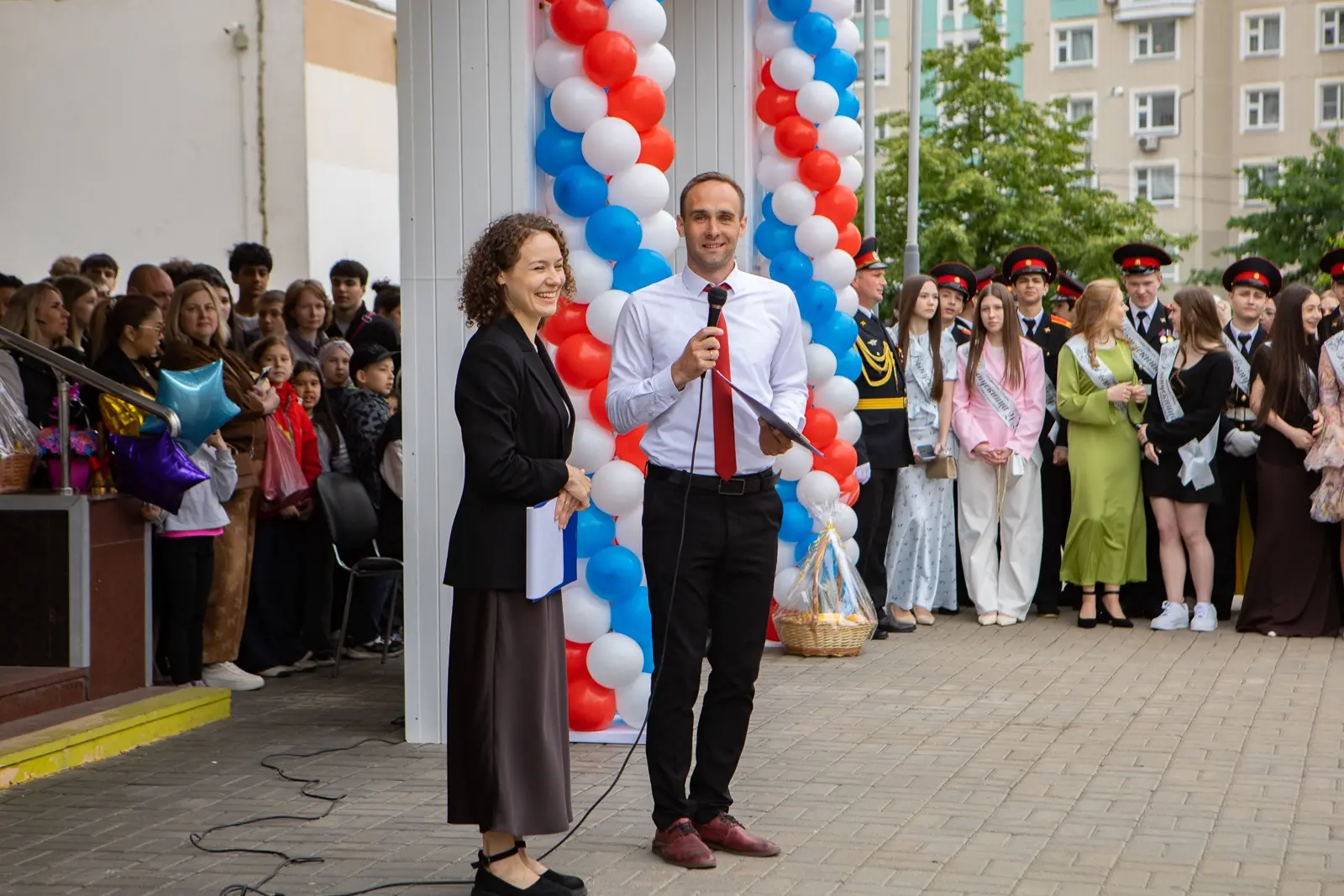 🎓 В нашей школе прошли последние звонки для 9-х и 11-х классов   Это был день, когда смешалось всё: 