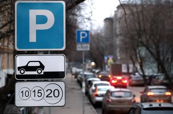 Ух ты! Владельцев новых российских авто могут освободить от платы за парковку на целый год! 🚗

Таку