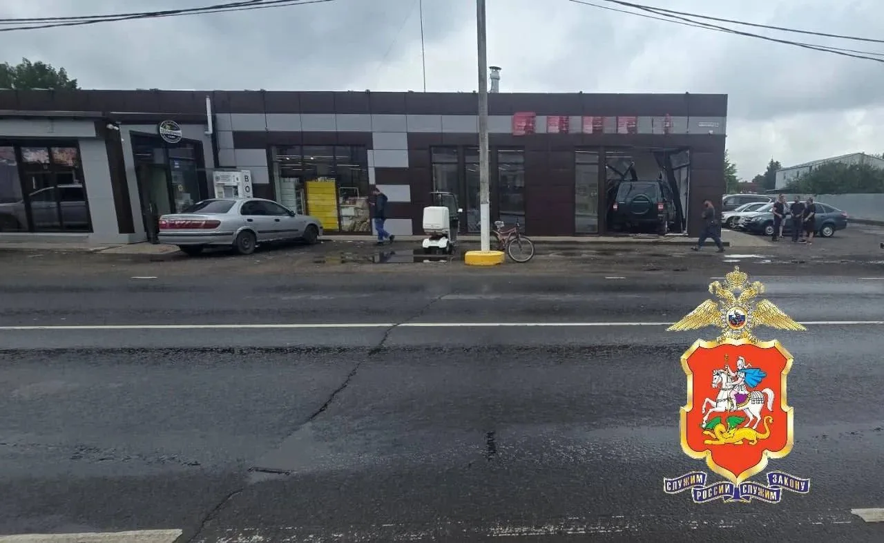 🤯 В Подмосковье автомобиль врезался в здание магазина: пострадала покупательница.