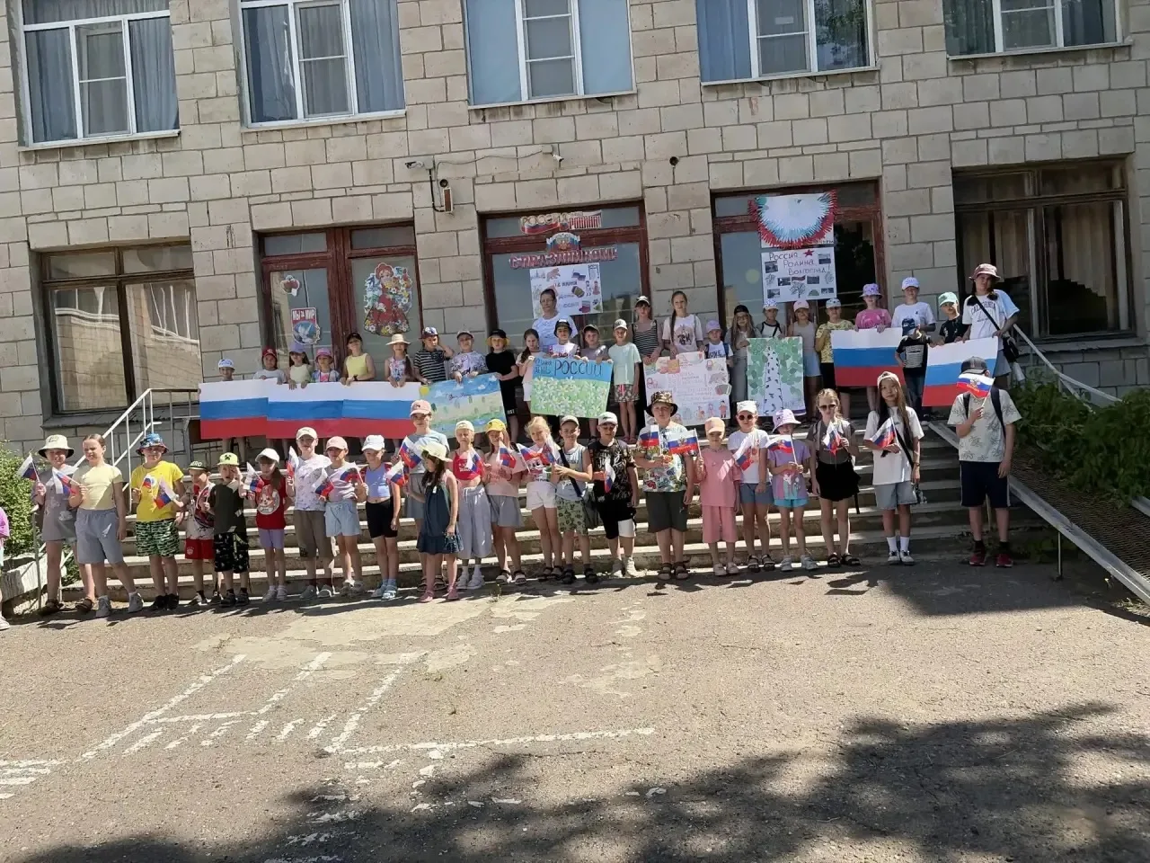 В лагере "Звёздочка" состоялась торжественная линейка,  посвящённая Дню России.