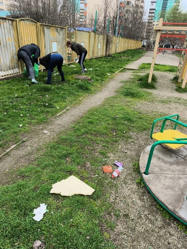 28 марта в нашем детском саду прошел субботник,в котором приняли участие сотрудники и р...