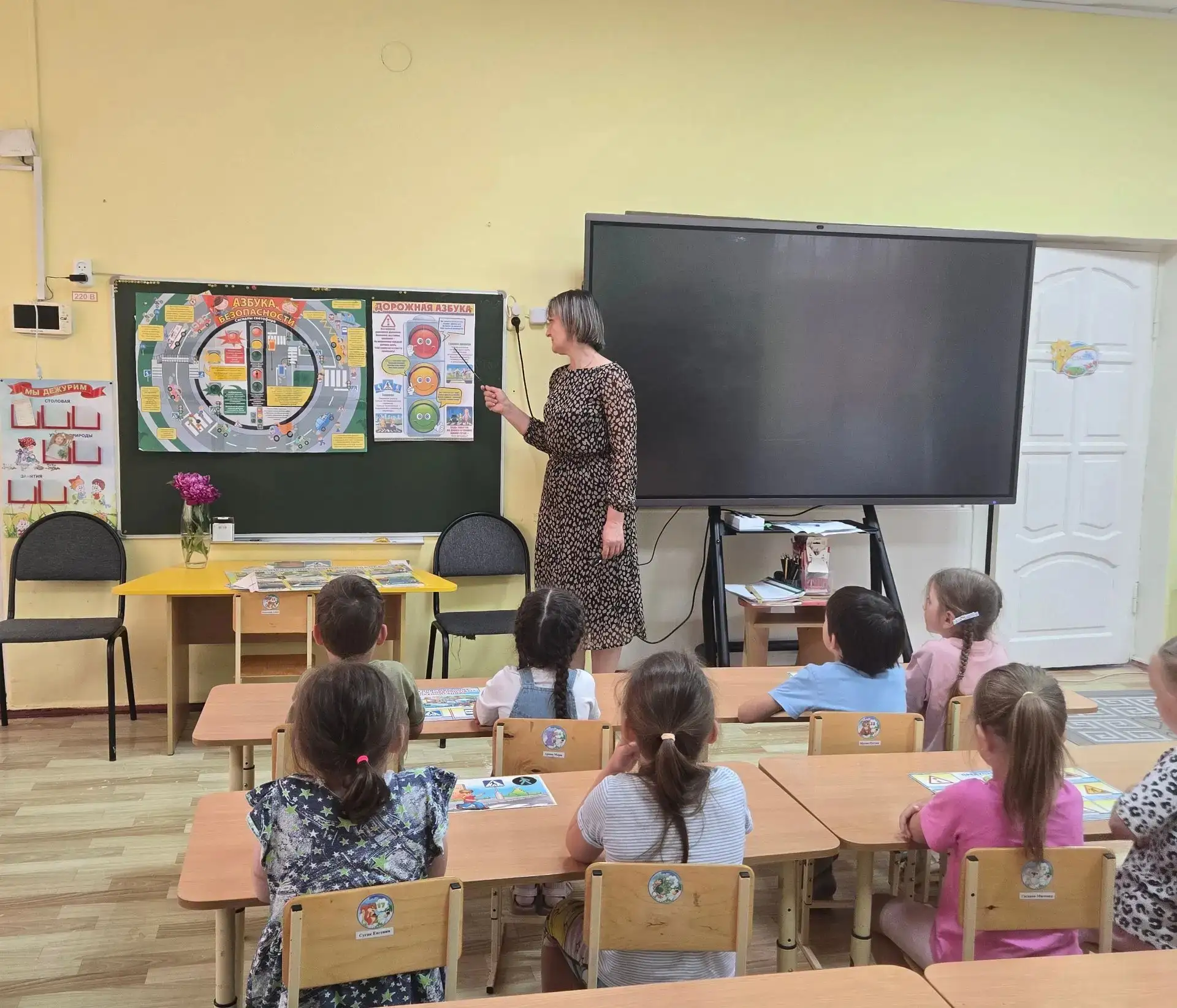 В старшей группе "Солнышко" прошёл тематический "День дорожной безопасности".