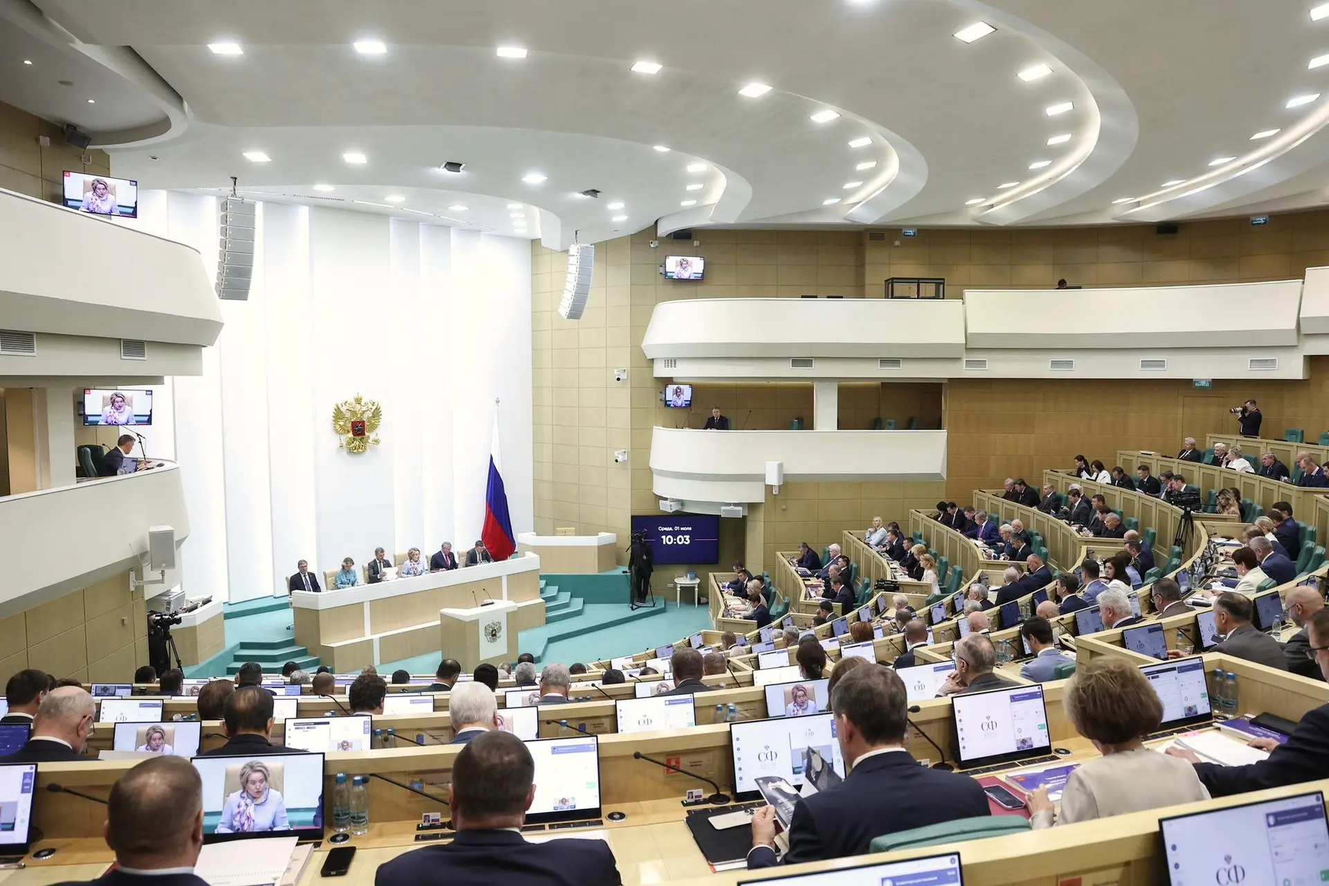 Справедливость восстановлена
 
Федеральные парламентарии и коллеги в регионах стараются чаще общатьс