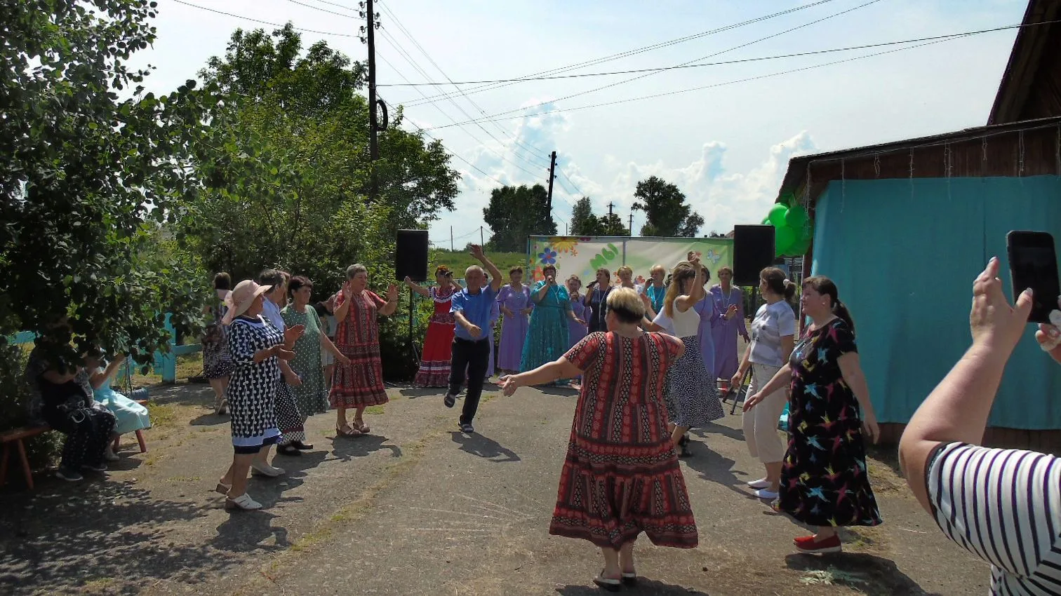 В селе Колба 5 июля состоялся праздник села «День добрососедства». В этот день было жарко не только 