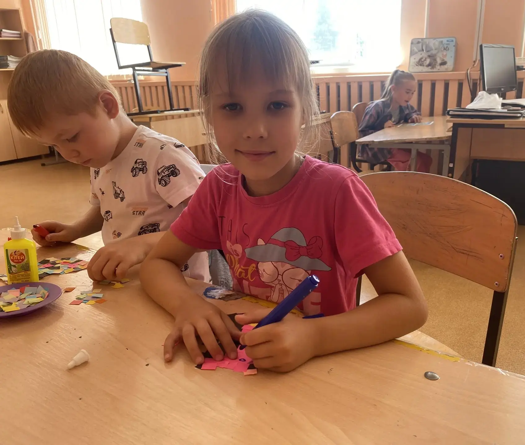 🎨 Яркие фантазии: в пришкольном лагере прошёл творческий мастер-класс «Цветной котик»

Летние дни в