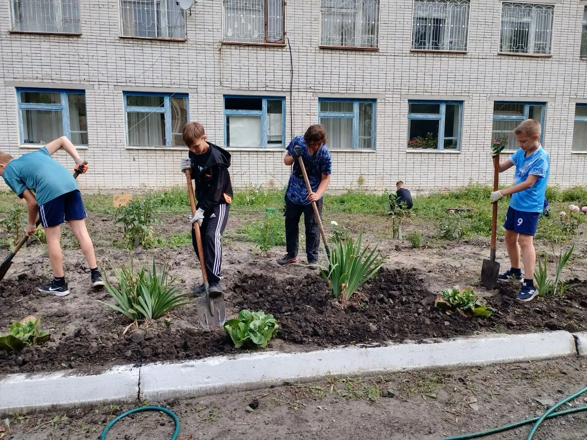 🌼 Летняя трудовая практика в Лесниковском лицее. 🌱

Прополка клумб и полив растений — это самые ра