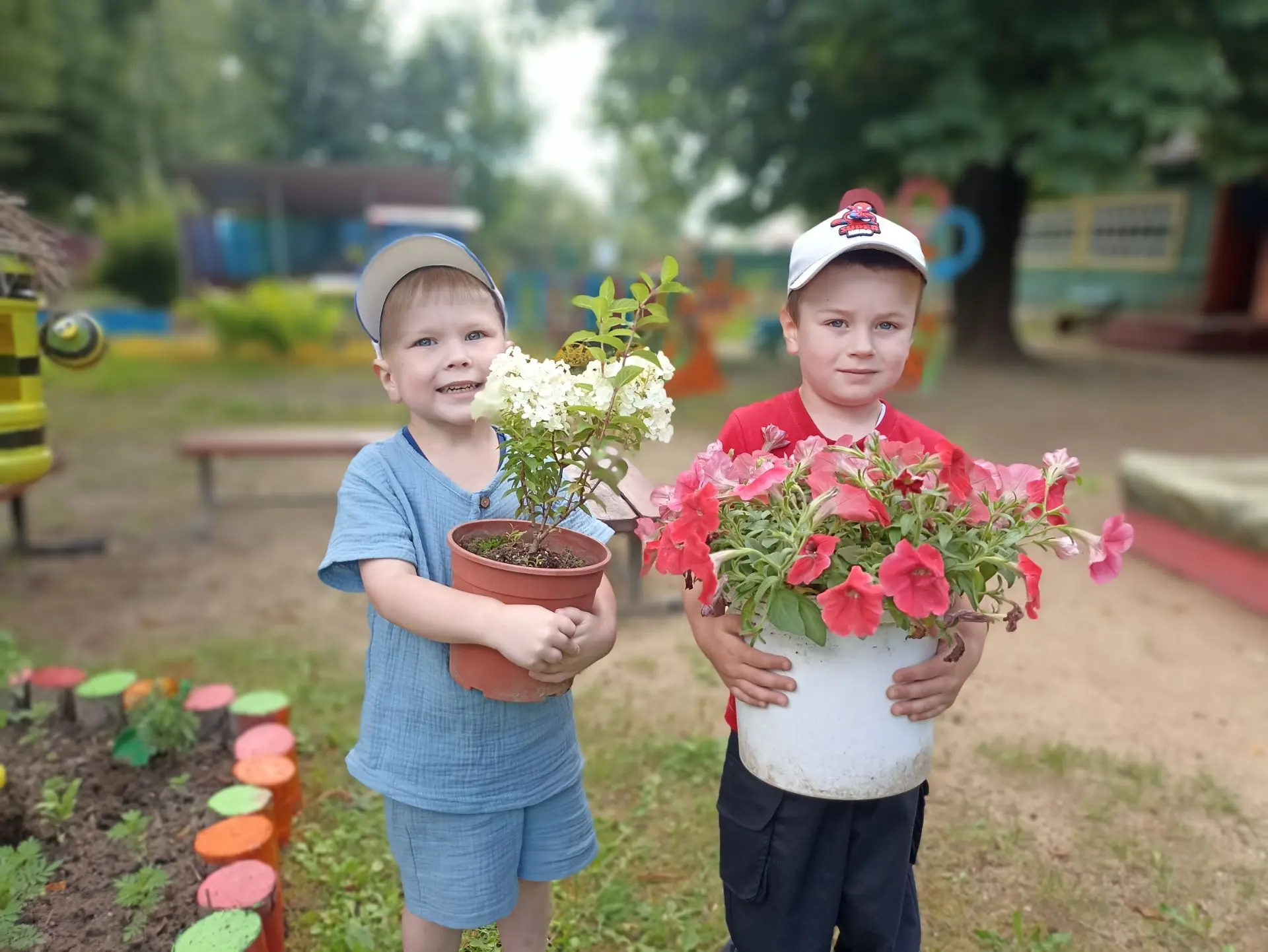 🌸 Расцвела новая клумба — яркая, живая, по-настоящему волшебная. А появилась она благо...