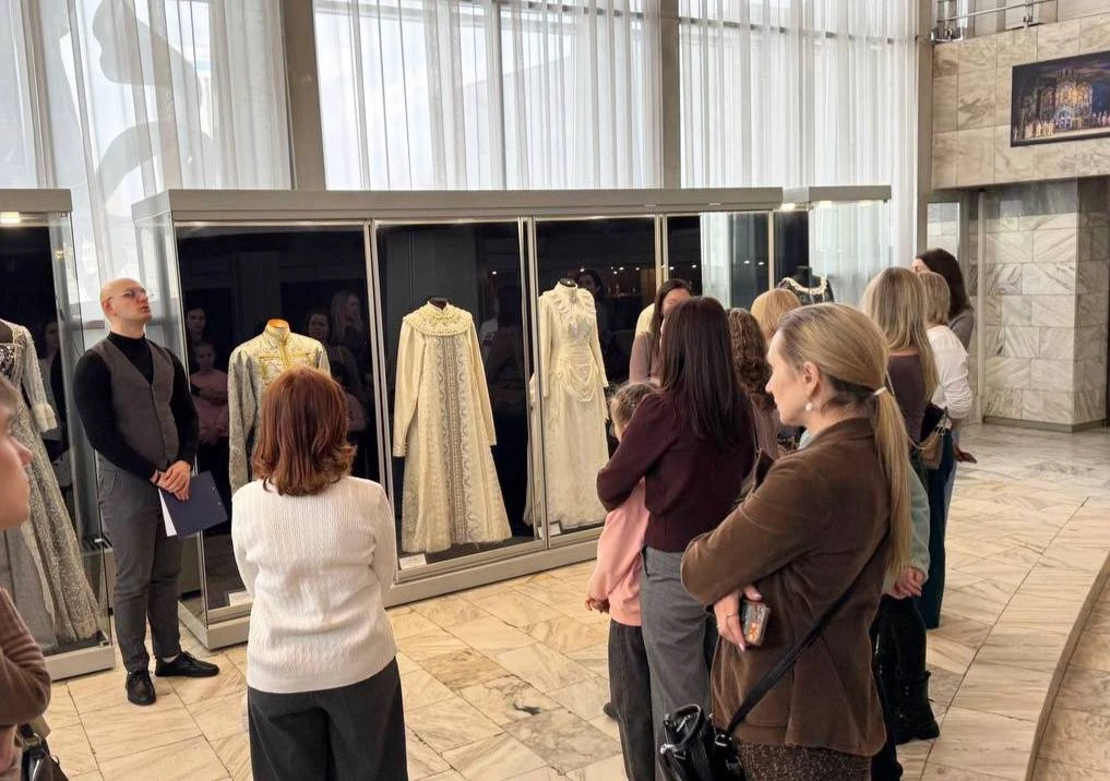 🎭 Тайны закулисья: работницы «РН-Ванкор» прикоснулись к магии театра!  💚 Для прекрасной половины кол