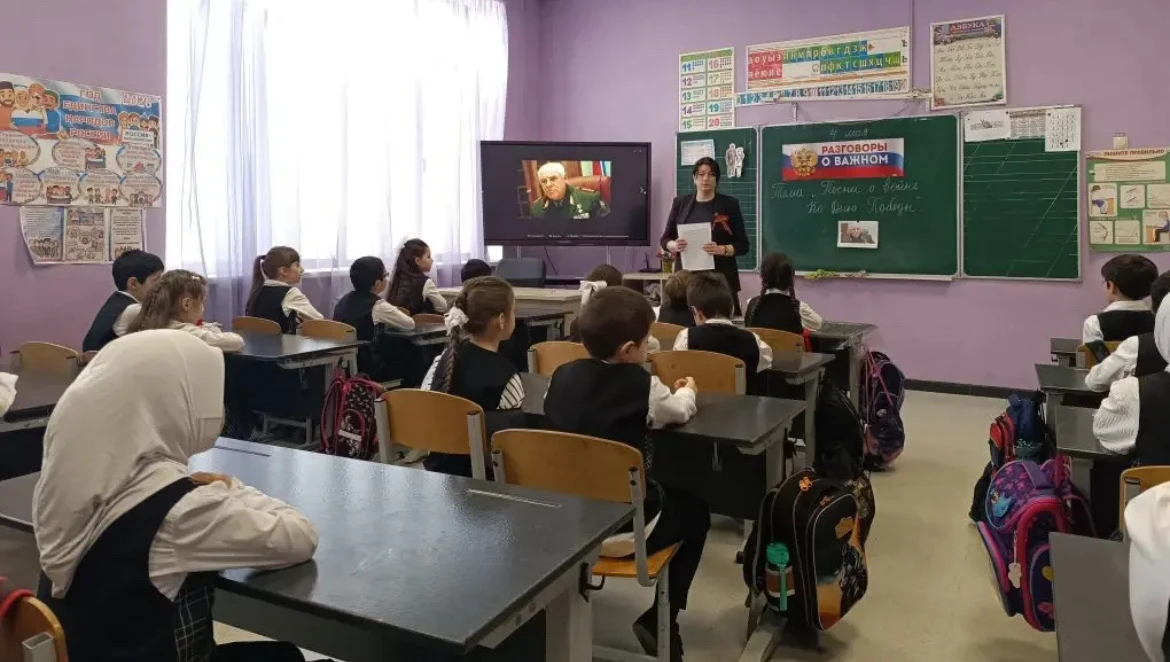 Каждый понедельник в нашей школе по традиции начинается с торжественной церемонии поднятия государст