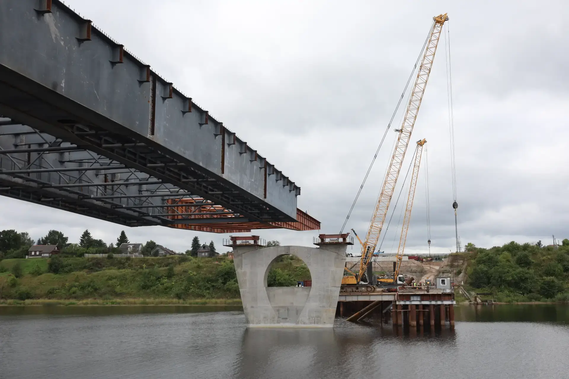 🏗️ На Северном обходе Пскова продолжается строительство моста через реку Великую