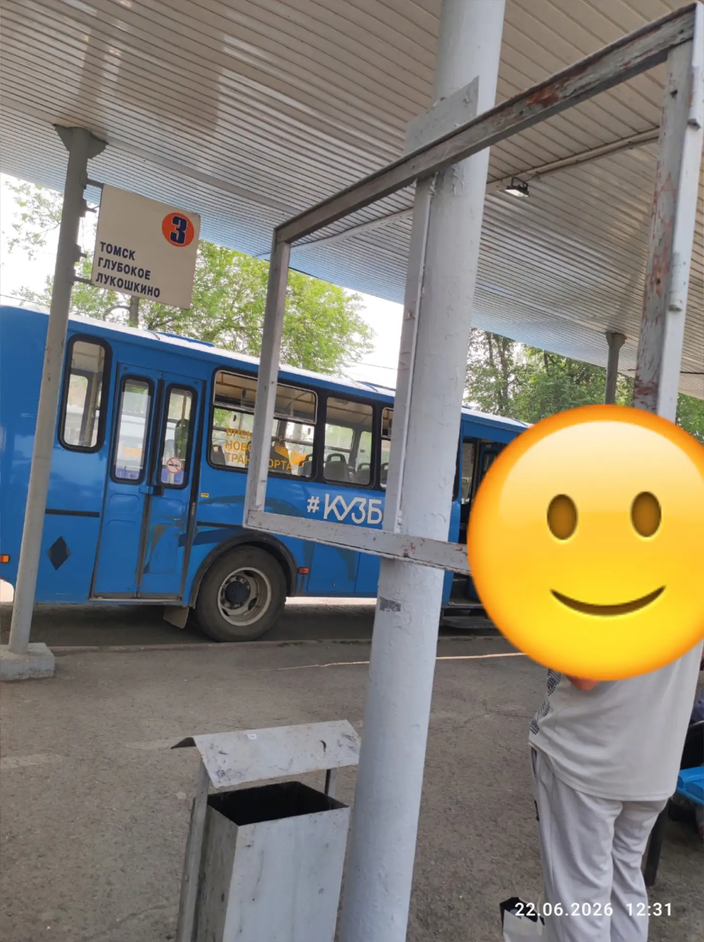 на автовокзале отсутствует информационный стенд. Куда клеить информацию? На столб?