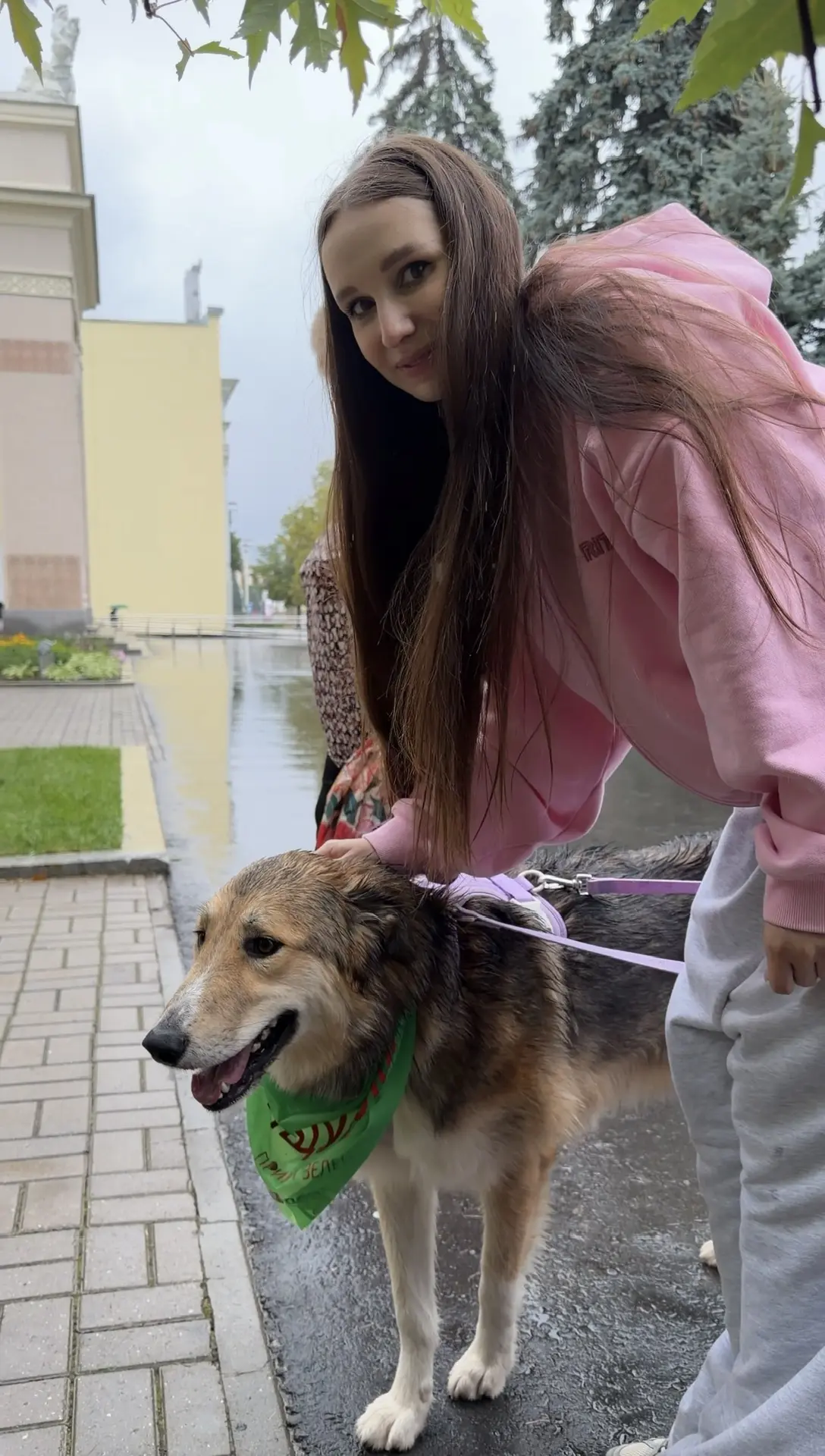 Гуляли мы в воскресенье на ВДНХ всей семьей, но нас в расплох застал дождик🌦️

Пока искали где укры