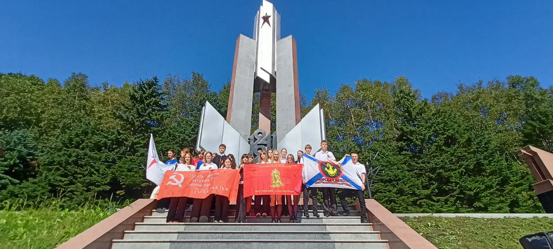 Выпускники Средней школв No 10 приняли участие в городском митинге, посвященном Дальнев...