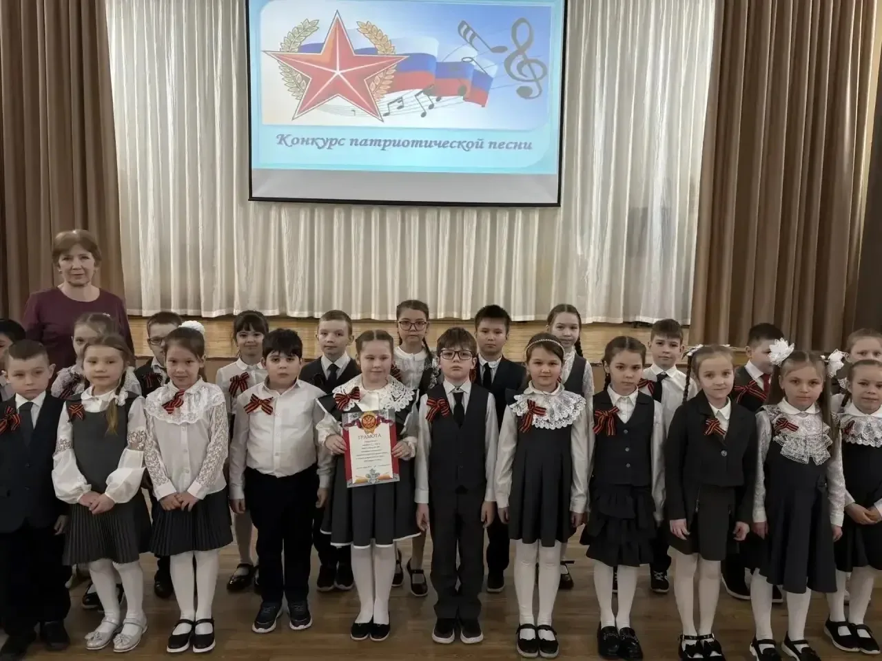 Битва хоров 🇷🇺🎶  Вчера в нашей школе прошел патриотический конкурс «Битва хоров»👏🏻  На сцене актовог