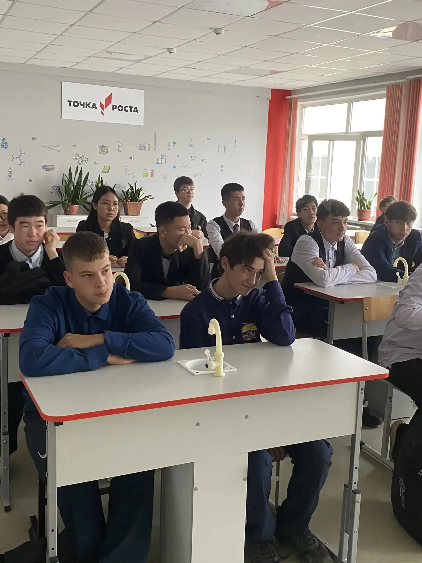 Сегодня в 9, 10 классах провели онлайн-урок «С деньгами на „ты“, или Секреты финансовой...