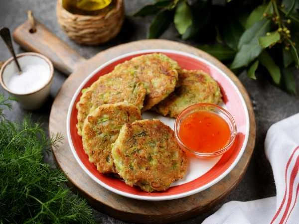 🥒 Постные оладьи из кабачков с овсянкой.  Ингредиенты:  • Кабачок - 300 г • Хлопья овсяные - 6 ст.л.