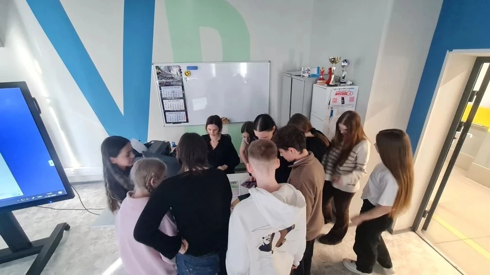 🎓 Обучающиеся 8 классов совершили увлекательное путешествие в мир высоких технологий, посетив Детски
