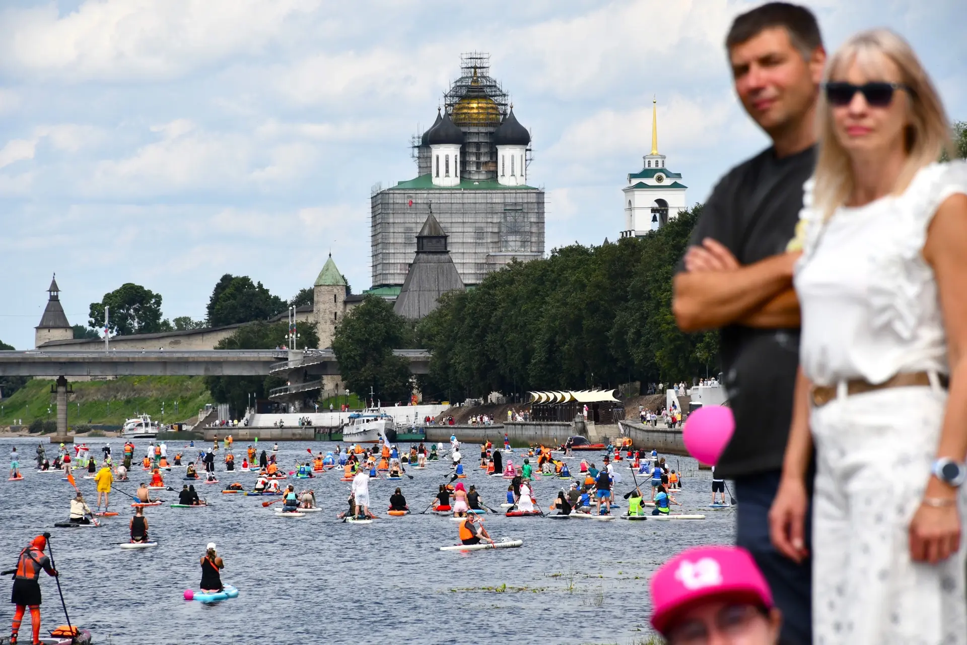 Дан старт третьему «Псков Сап Фесту»! 🏄‍♀️🌊
 
На реку Великую вышли около 300 участников в костюма
