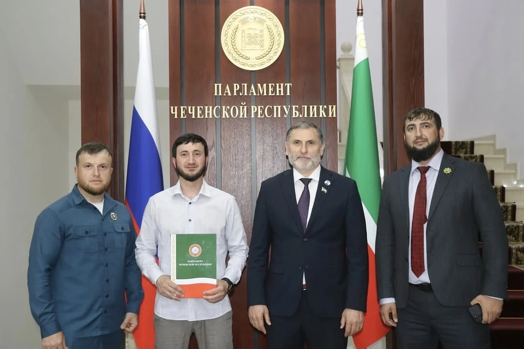 Депутаты провели встречу со специалистом отдела кадров Курчалоевского государственного колледжа имен
