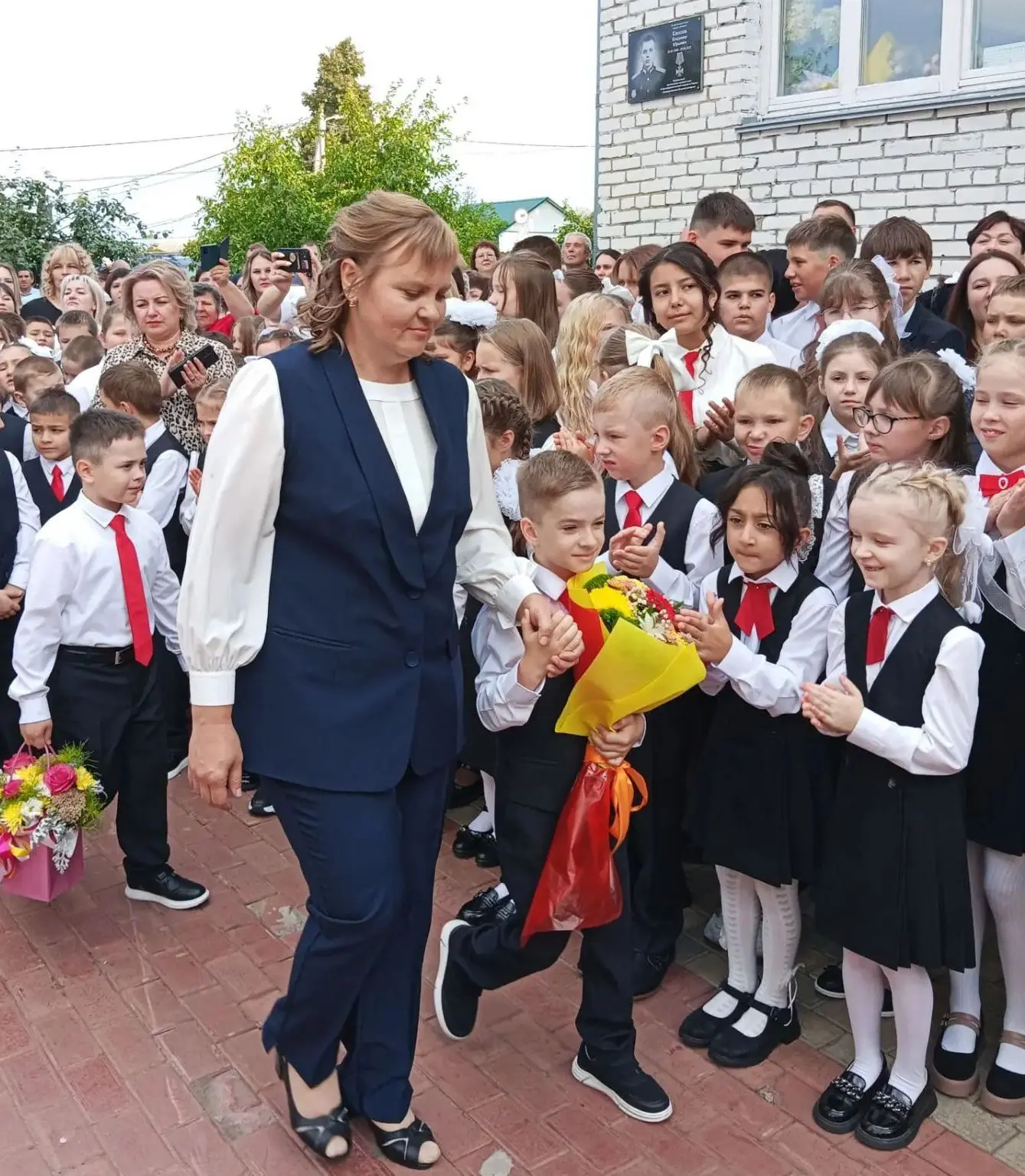 Торжественная линейка, посвящённая Дню знаний, прошла в средней школе № 1 рабочего посе...