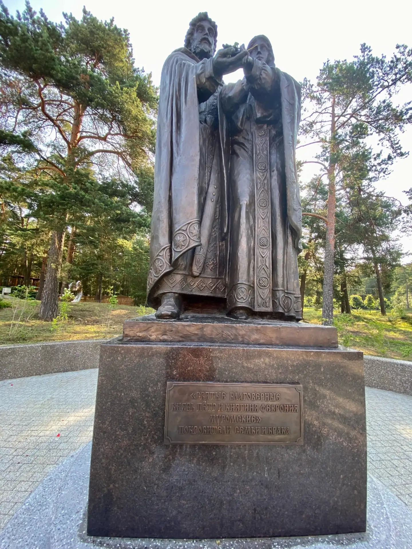 Угадайте где установлен этот Памятник ?