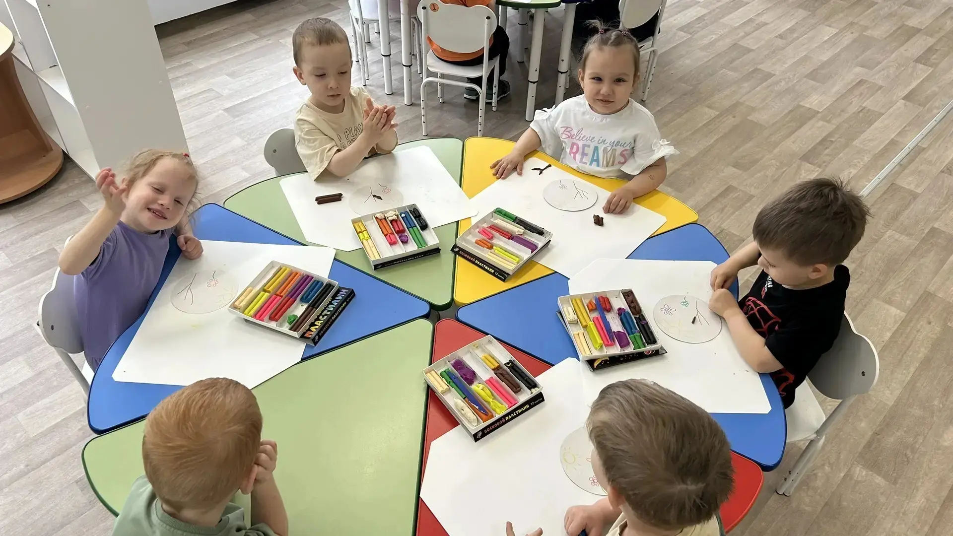 Ребята 3-4 лет уже вовсю встречают лето! ☀️