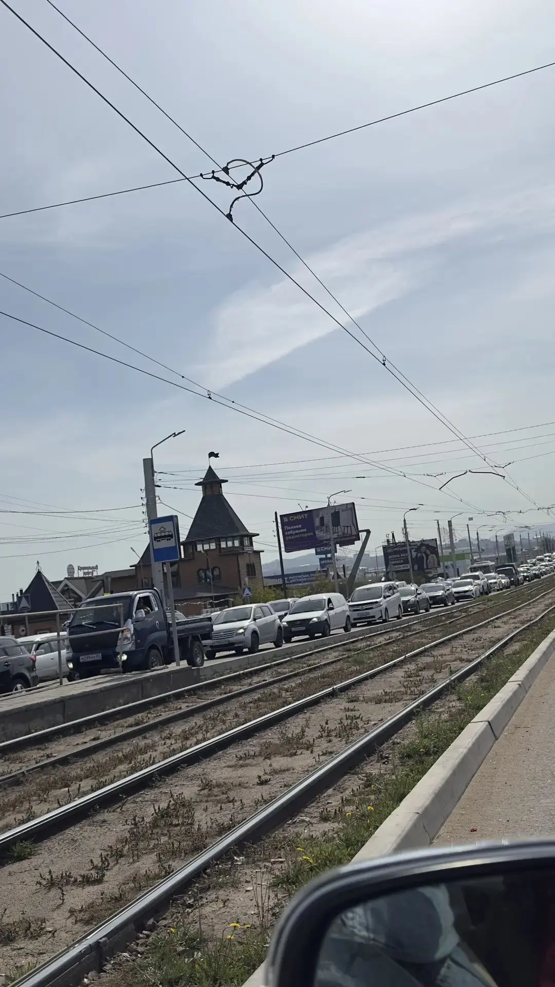 Нам пишут: проспект Автомобилистов стоит колом. Из-за ремонта заправки в сторону стрелк...