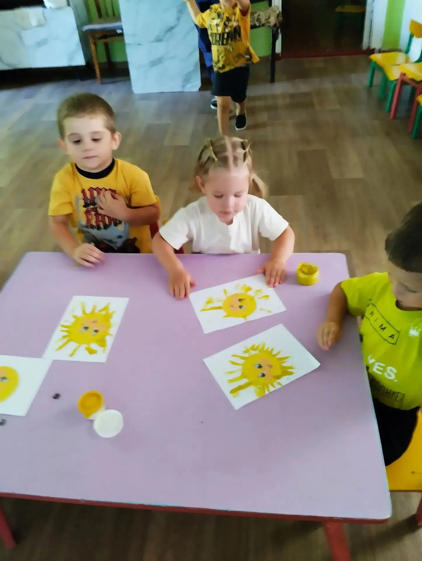 Протянуло солнышко, лучики свои,