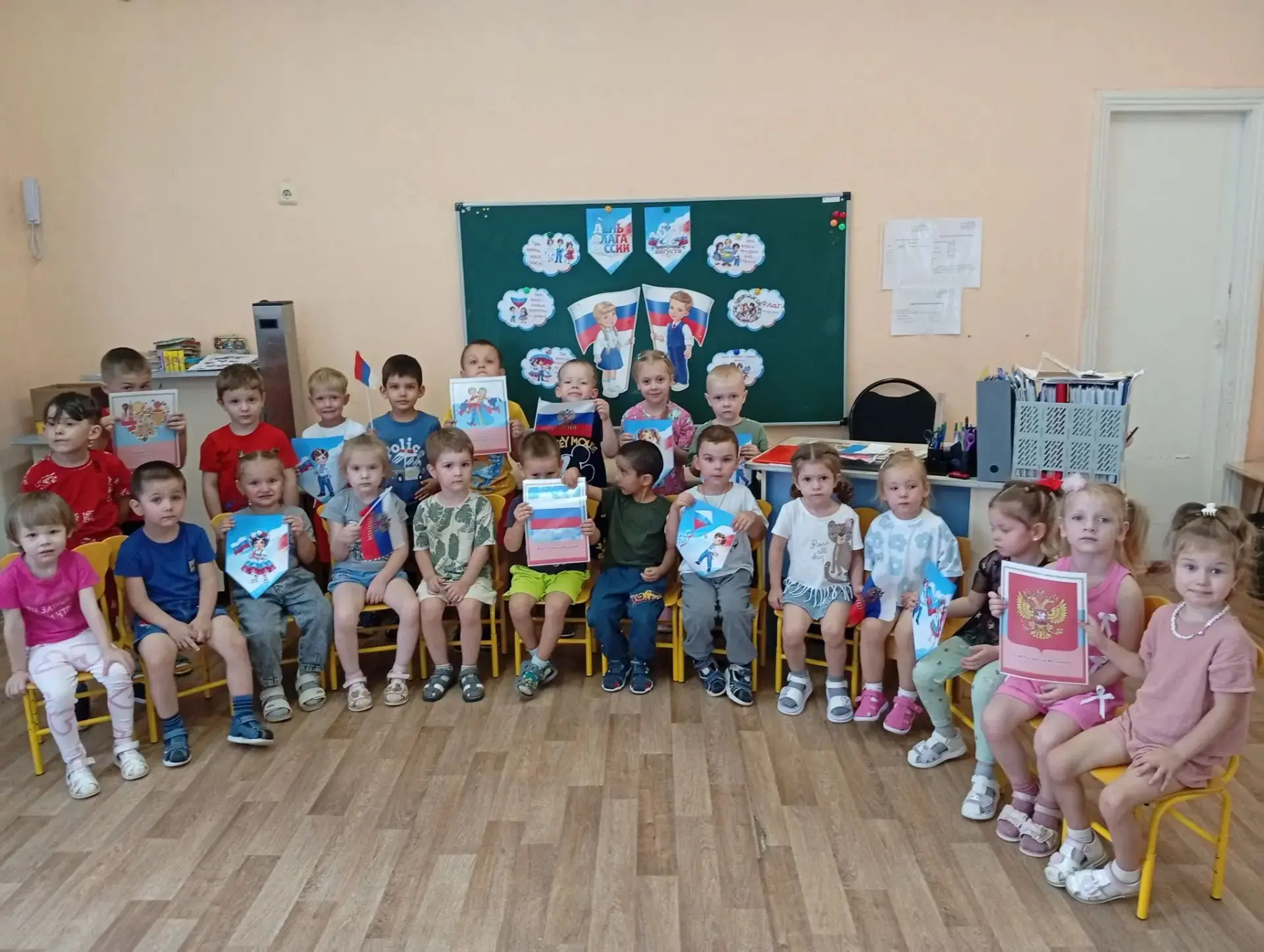 🎉 Ко Дню Государственного флага РФ в  разновозрастной группе прошло познавательное зан...