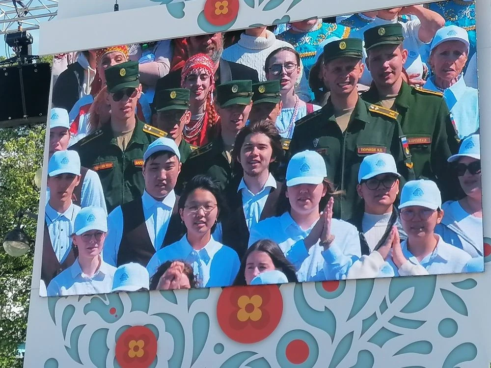 4 мая в самом сердце Петербурга — на площади Растрелли, у величественного Смольного соб...