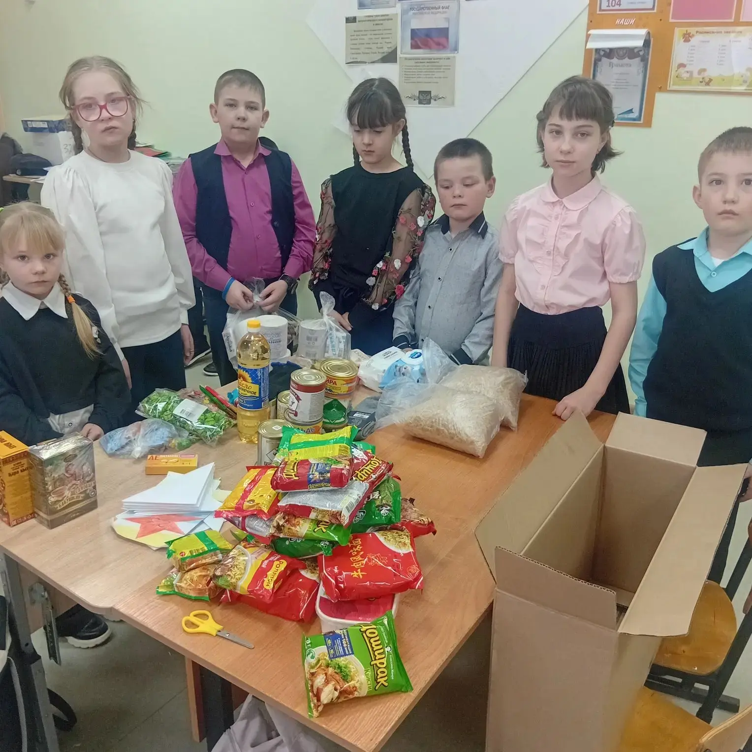 Начальная школа собрали посылку солдату.