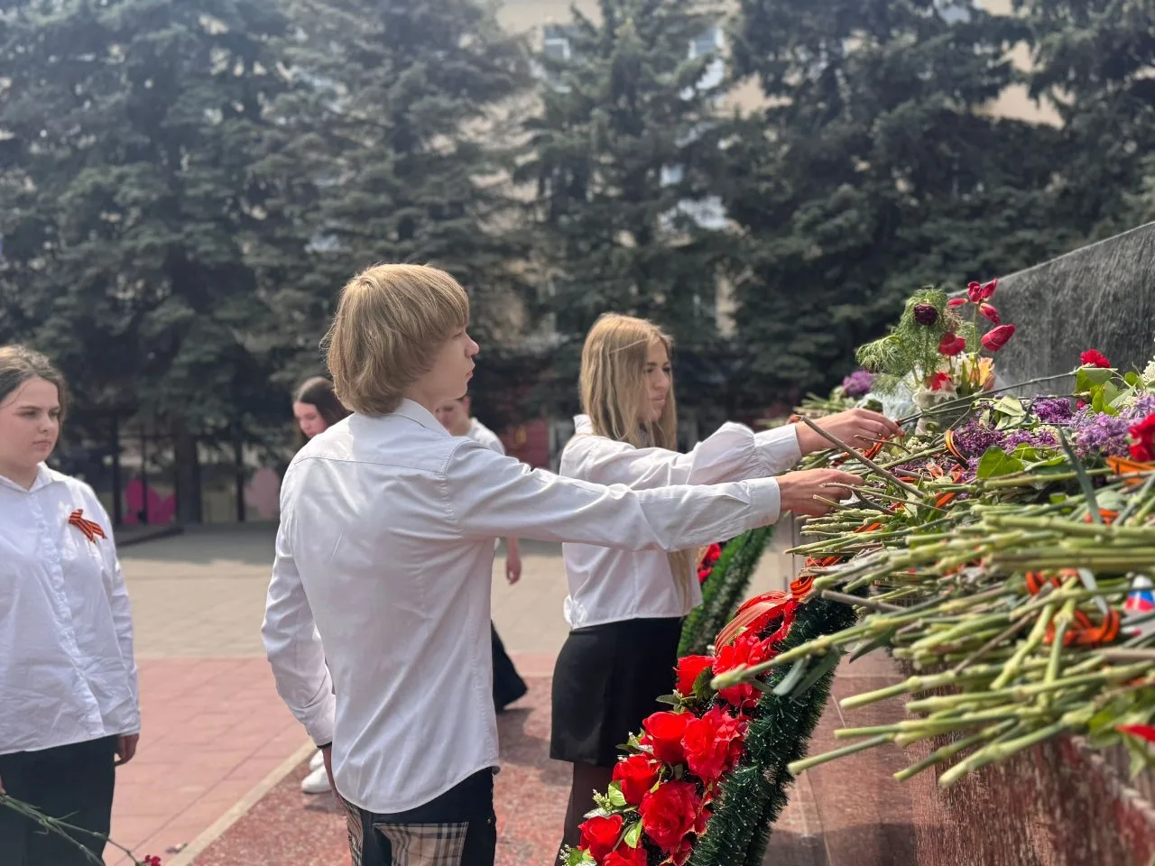 С Днём Победы! Мы помним! Мы гордимся🎗️!   Сегодня обучающиеся нашего лицея вместе с классными руков