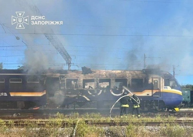 Выгоревший поезд после прилёта дрона в Вольнянске Запорожской области.