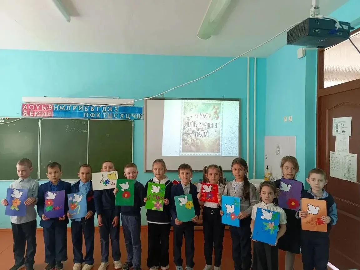 🌳🌷💐Учащиеся 1 класса изготовили поделки к 1 мая - Дню Весны и Труда и поздравляют всех с Первомае