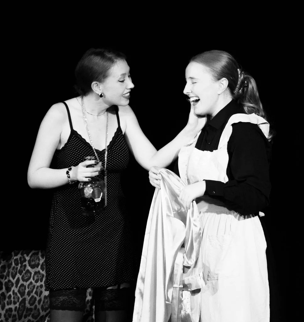 Я в этой пьесе главный актёр. Сам сценарист в ней и сам режиссёр!

🎭 Сценаристы не сценаристы, а во