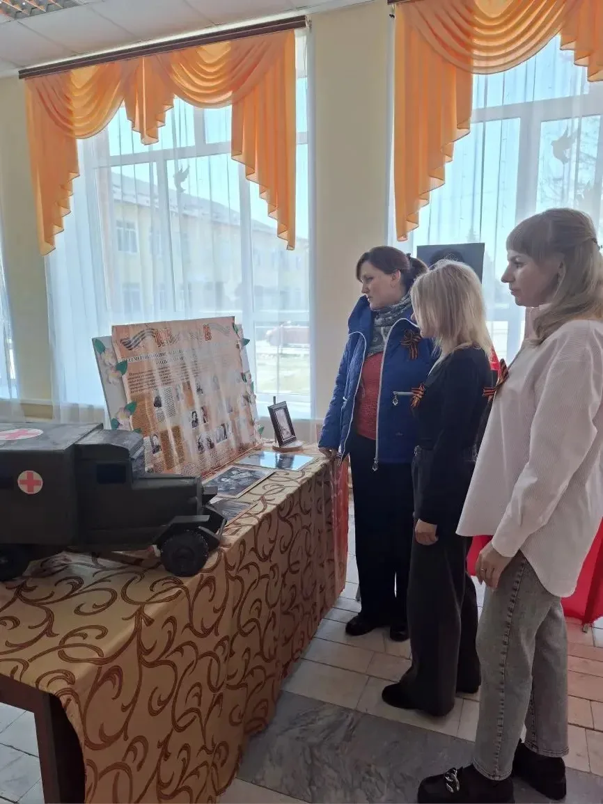 Накануне Дня Победы педагоги МБУ " Центр ППМСП' Суземского района посетили выставку ' Глядят на нас 