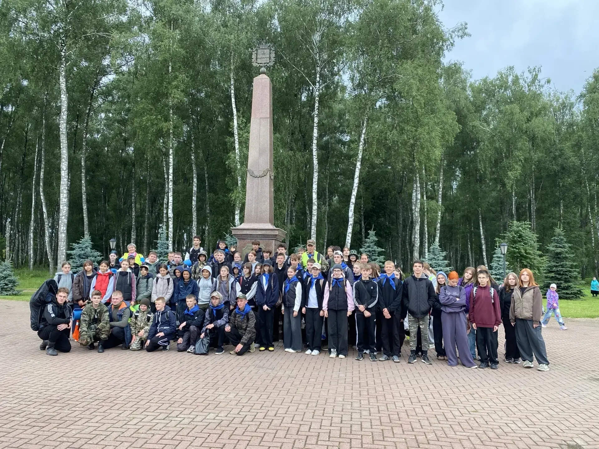 🚶‍♂️🌿 Начало приключения! 🏞️🎉

Радость наполняет наши сердца, даже несмотря на немного хмурую по