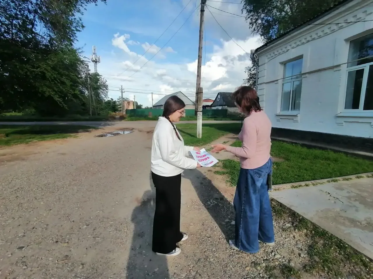 В нашей школе искусств прошла важная акция: мы раздавали информационные памятки о спосо...