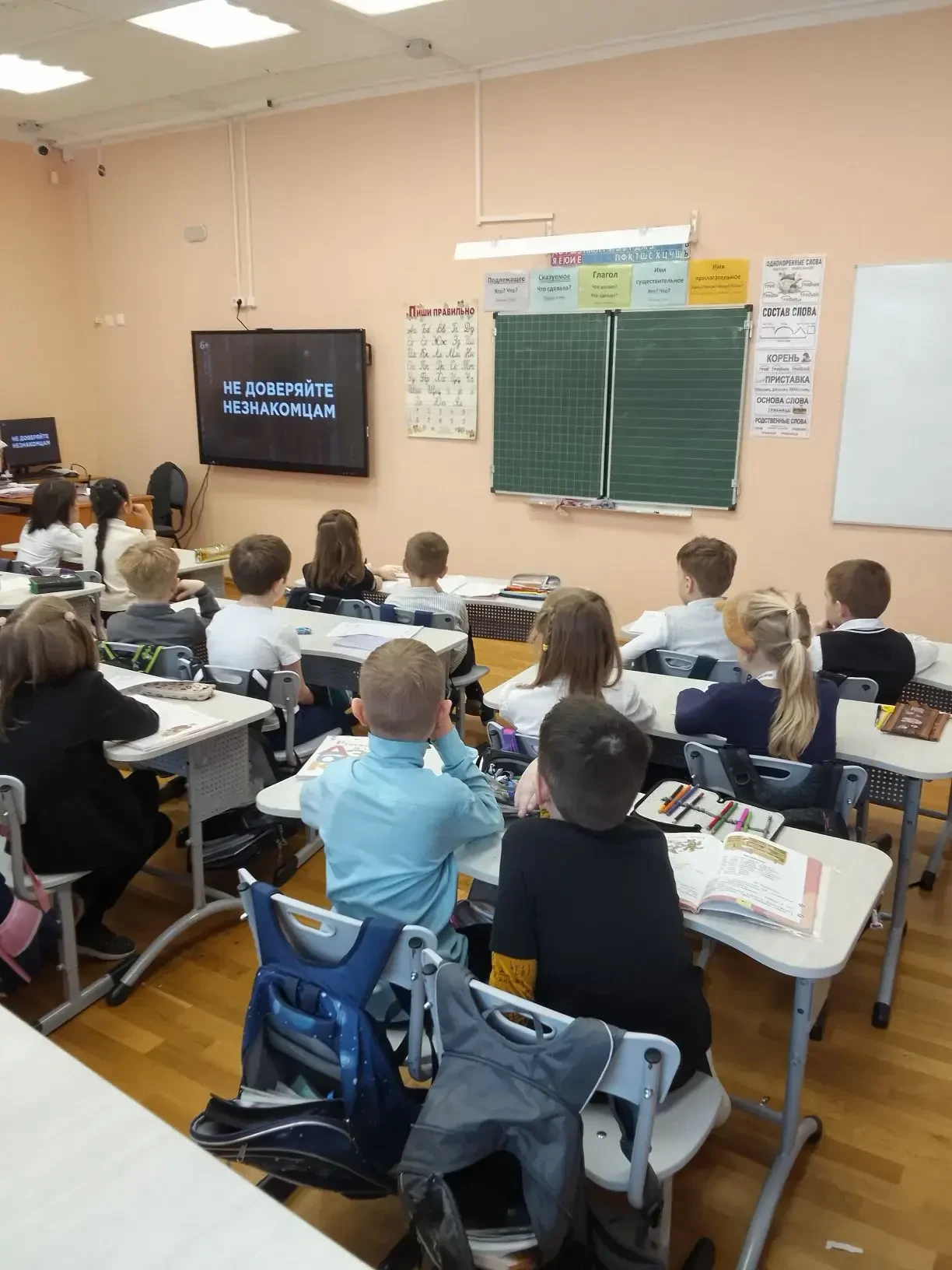 В понедельник, 2 февраля, мы традиционно начинаем учебную неделю с внеурочного занятия "Разговоры о 