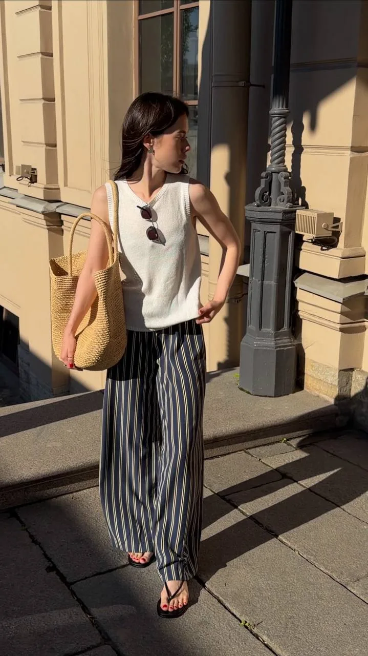 Вылезать из брюк в полоску не планирую до конца лета 😅

Добавляю к ним любые базовые вещи — и образ