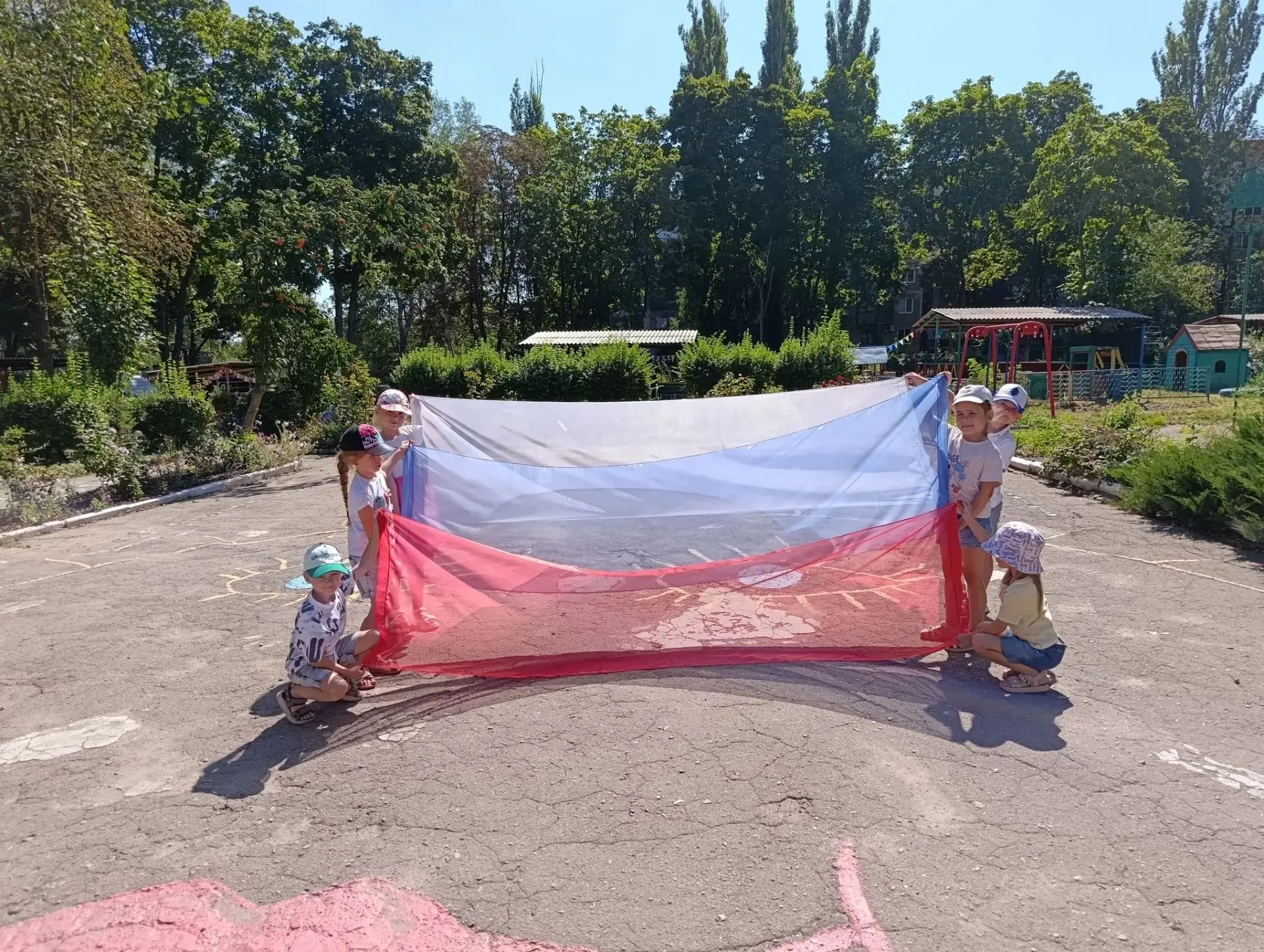 В преддверии Дня государственного флага Российской Федерации в ГБДОУ "ДЕТСКИЙ САД № 24 ...