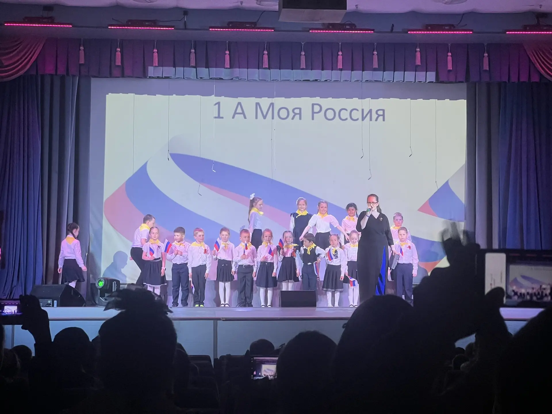 🌟 Прямо сейчас в КДЦ «На Варшавской» проходит конкурс песни к 9 Мая! 🎶
