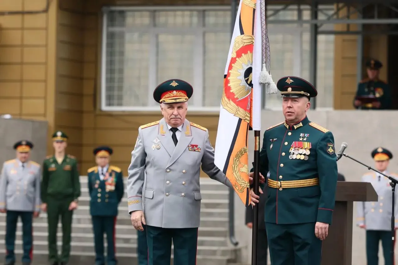 Уроженец Козьмодемьянска, Герой России полковник Леонид Рыжов принял Боевое знамя, кото...
