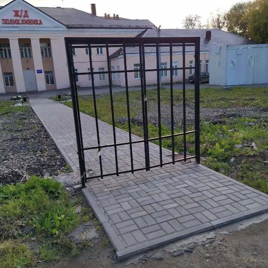 Прокуратура через суд требует от ростовских школ отремонтировать ограждения