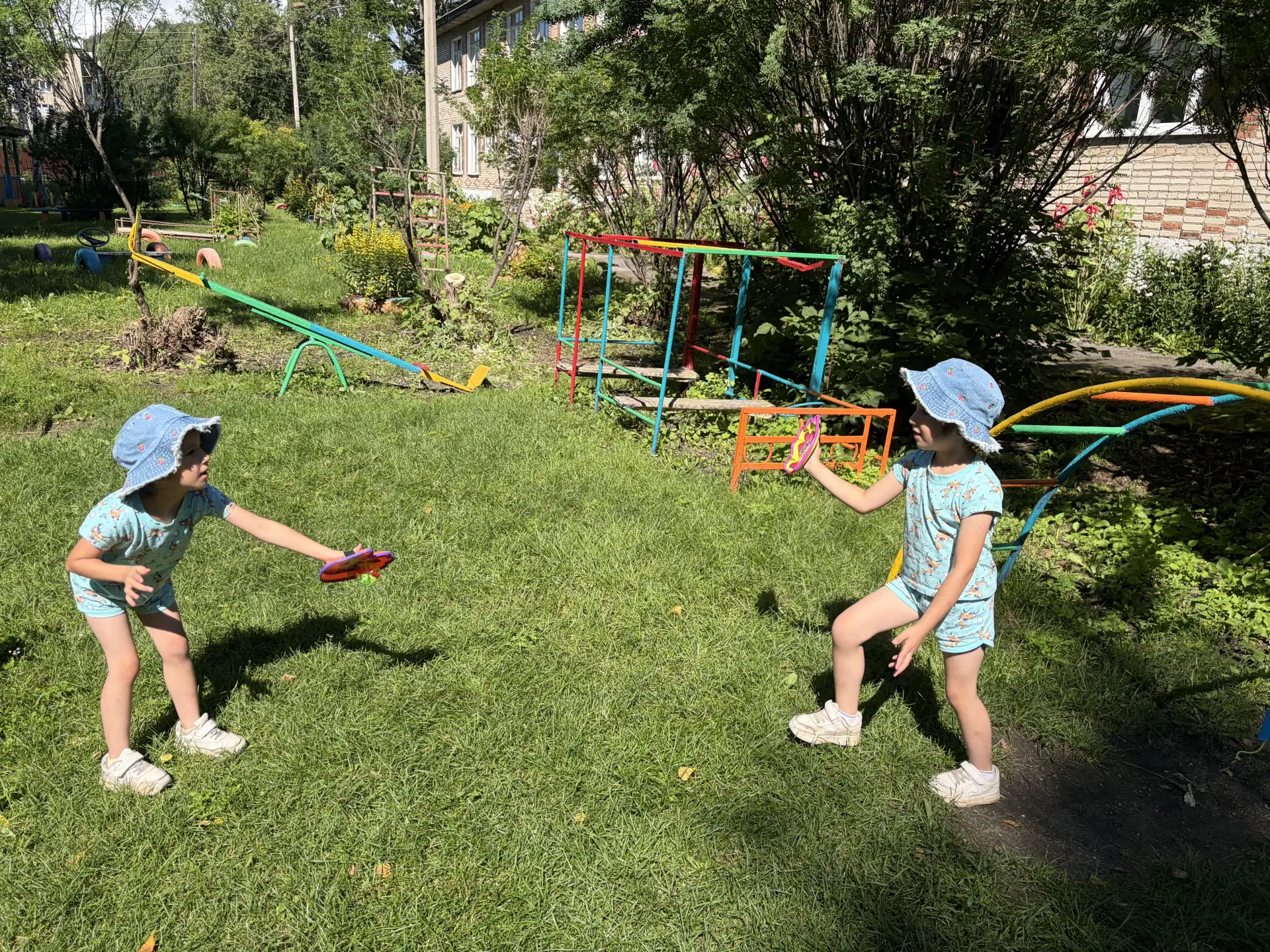 ☀️ Летняя прогулка в старшей логопедической группе проходит весело и активно!
      Дети играют в ба