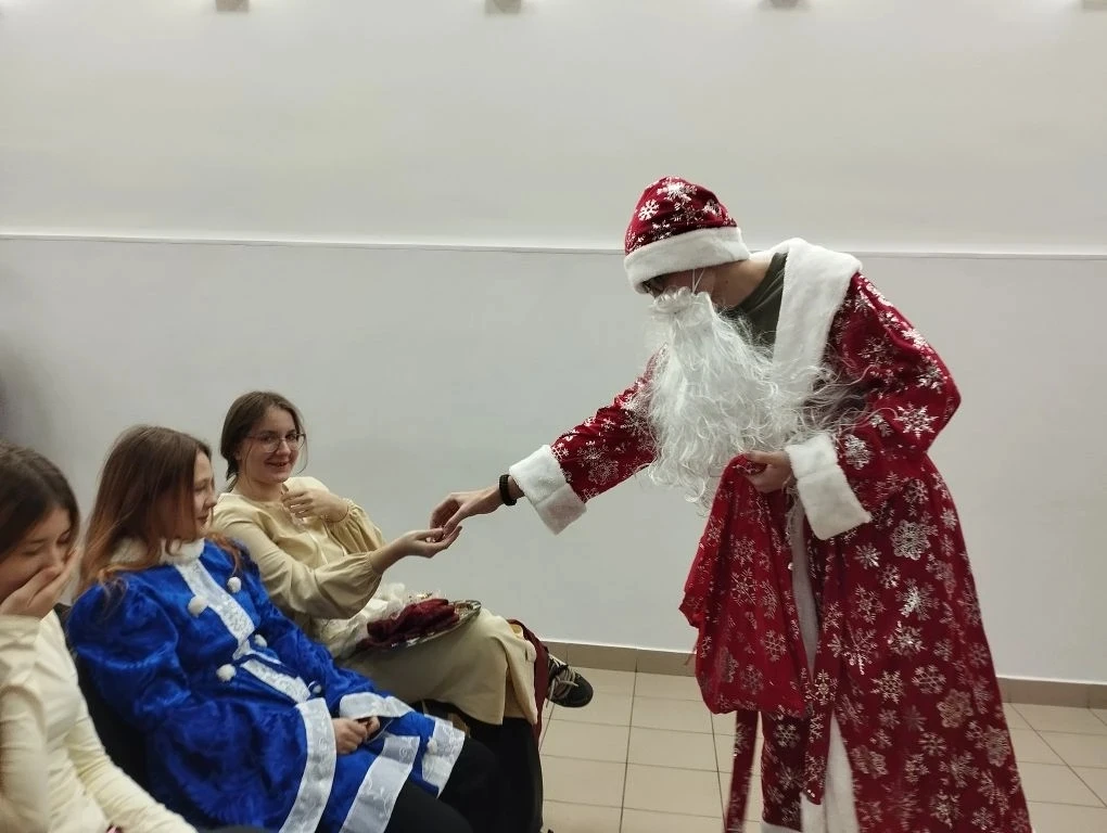 💥 Сегодня на первый урок "Разговоров о важном" к нам в школу заглянули Дед Мороз и Снегурочка🎅  Они 