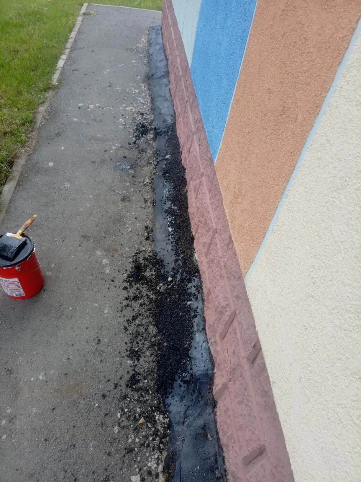 УК "Квартал Сервис" продолжает проведение работ по восстановлению отмосток в местах раз...
