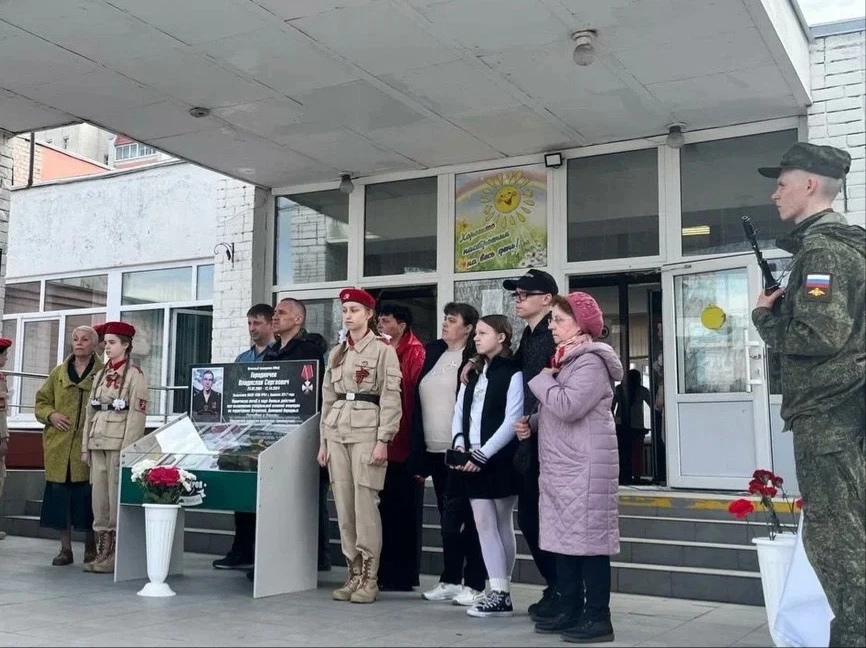 …Когда Отечество в беде,  Приходят ему на помощь сыновья, Всем сердцем землю Отчую любя, Порою в пра
