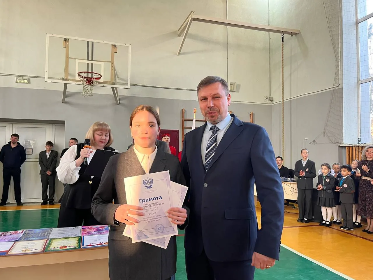 Утро понедельника 2 марта в лицее началось с традиционный торжественной линейки, церемонии вноса фла